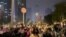 Manifestantes gritan consignas en protestas contra restricciones por el Covid-19, en Chengdu, China. (Foto: Video obtenido por REUTERS).