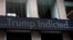 Un teletipo de noticias fuera de la sede de Fox News dice: "Trump acusado", después de la acusación del expresidente por parte de un gran jurado de Manhattan. (Reuters)