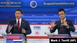 Los precandidatos a la presidencia por el Partido Republicano, el gobernador de Florida Ron DeSantis, a la izquierda, y el emprendedor Vivek Ramaswamy, durante el debate de este miércoles.