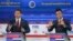 Los precandidatos a la presidencia por el Partido Republicano, el gobernador de Florida Ron DeSantis, a la izquierda, y el emprendedor Vivek Ramaswamy, durante el debate de este miércoles.