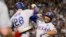 Marcus Semien (der.) festeja su jonrón de tres carreras junto a Jonah Heim, su compañero en los Rangers de Texas, en el cuarto juego de la Serie Mundial ante los Diamondbacks de Arizona. (AP Foto/Brynn Anderson)