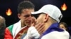 Rafael Espinoza habla a Robeisy Ramírez al final de la pelea de este sábado. (Facebook/Eduardo Martell el "Vikingo")
