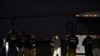 Migrantes venezolanos suben a un avión que se dirige a su país natal desde Harlingen, Texas, el miércoles 18 de octubre de 2023. (AP Foto/Valerie Gonzalez)