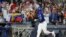 Alcides Escobar, de Venezuela, festeja al recorrer las bases tras conectar un jonrón en el duelo de la Serie del Caribe ante Panamá, el martes 6 de febrero de 2024, en Miami (AP Foto/Wilfredo Lee)