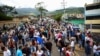 La gente se reúne afuera de un colegio electoral para emitir su voto en las elecciones presidenciales de Venezuela, en San Cristóbal, Venezuela, el 28 de julio de 2024. REUTERS/Carlos Eduardo Ramírez