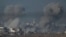 El humo se eleva tras un bombardeo israelí en la Franja de Gaza, vista desde el sur de Israel, el domingo 3 de diciembre de 2023. (AP Foto/Leo Correa)