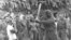 En esta fotografía de archivo de junio de 1962, Fidel Castro toma su turno al bate durante un partido de béisbol en una escuela de profesores en el área de Sierra Maestra de Cuba.
