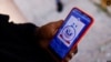 Migrante de Venezuela busca asilo en EEUU y usa su teléfono para acceder a la aplicación CBP ONE de Aduanas y Protección Fronteriza (CBP) para solicitar una cita en un puerto de entrada terrestre. Ciudad Juárez, México, el 12 de enero de 2023.