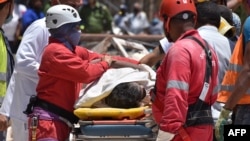 Personal de auxilio sacando a heridos de la explosión en La Habana.