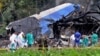 Policías y militares trabajan entre los restos del avión Boeing-737 que se estrelló en La Habana. (Archivo)