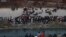 Migrantes de varios países, incluidos cubanos, esperan en Ciudad Juárez, México, para cruzar la frontera hacia EEUU, el 20 de diiembre pasado. (AP/Christian Chavez, File)