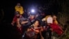 Yaquemile, un migrante cubano de 48 años, llega a suelo estadounidense después de vadear el río Grande desde México por Roma, Texas, el 9 de abril de 2022.