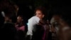 Una madre con su hijo en brazos protesta frente a la sede del Partido Comunista en La Habana, el 29 de septiembre de 2022. (REUTERS/Alexandre Meneghini)