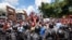 Vista de los enfrentamientos entre un grupo de personas adeptas al oficialismo y personas opositoras al gobierno nacional durante la consulta popular el domingo.