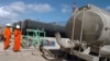 Dos obreros trabajan en la planta de Puerto Escondido, una de las plantas de la estatal CUPET. (Archivo)