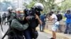 Periodista acosado en las calles de Caracas, Venezuela (Agencia Reuters).