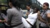 Foto de la detención de una Dama de Blanco en La Habana.