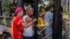 Cubanos se agolpan para subir a un autobús en la capital. (AP/Ramon Espinosa).