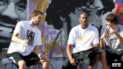 Los jugadores de Los Angeles Lakers, el pívot Pau Gasol (i) y el escolta Kobe Bryant (c), acompañados por el base del Regal Barcelona Ricky Rubio, durante el espectáculo de baloncesto "Shot Faster".