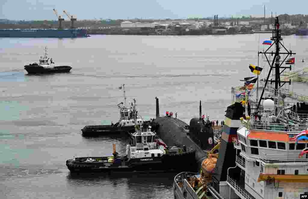 El submarino ruso de propulsión nuclear Kazán, parte del destacamento naval ruso que visita Cuba, atraca en el puerto de La Habana el 12 de junio de 2024. YAMIL LAGE / AFP)