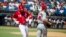 222/5000 Paul Goldschmidt (R) de los Cardenales de San Luis se lleva a Anthony Desclafani de los Rojos de Cincinnati en la primera base durante la cuarta entrada del partido de Grandes Ligas en el Estadio Monterrey de Monterrey, Estado de Nuevo León, Méx