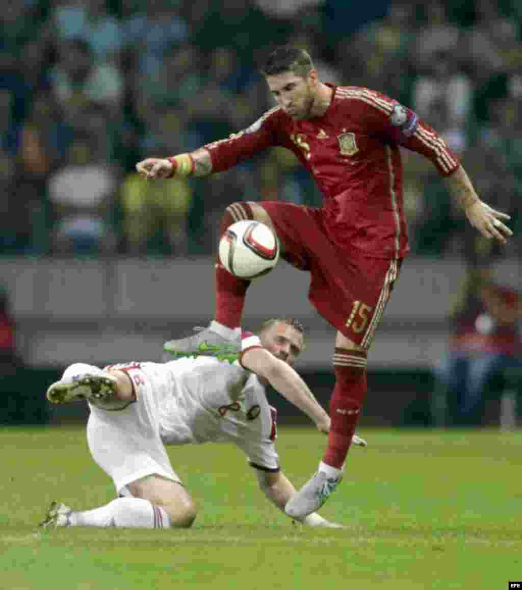 Sergio Ramos de la selección española pelea un balón con Sergei Kornilenko (L) de Belarus durante el encuentro clasificatorio para la Eurocopa 2016, que disputaron el domingo 14 de junio en el estadio Borisov Arena. Un día antes de volar a La Habana.  