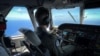 Un miembro de la Guardia Costera de los Estados Unidos pilota un avión HC-144 Ocean Sentry durante una misión de patrullaje en el Estrecho de la Florida, el 17 de julio de 2021. (REUTERS / Marco Bello).
