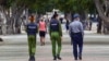 Policías caminan por la calle El Paseo del Prado en La Habana, el 15 de noviembre de 2021, día de la Marcha Cívica por el Cambio.