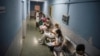 Archivo. El pasillo de un hospital en La Habana. (Ramón Espinosa Pool vía REUTERS)
