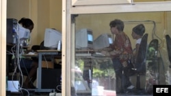 Varias personas consultan Internet en una "sala de navegación", perteneciente a la empresa estatal Correos de Cuba hoy, jueves 10 de febrero de 2011, en La Habana.