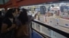 Desde fuera, varias personas contemplan los electrodomésticos a la venta en una de las tiendas que abrieron en octubre en La Habana (Foto de Archivo/Yamil Lage/AFP).