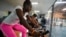 Las ex integrantes del equipo cubano de hockey Lismary González, al frente, y Yunia Milanés, que participaron en los Juegos Panamericanos, entrenan con otros atletas cubanos en el gimnasio municipal de Lo Barnechea. Santiago, Chile, el 10 de noviembre de 2023. (AP/Esteban Félix)