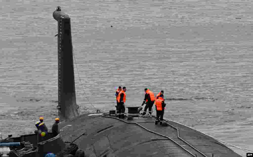 El submarino ruso de propulsión nuclear Kazán, parte del destacamento naval ruso que visita Cuba, atraca en el puerto de La Habana el 12 de junio de 2024. YAMIL LAGE / AFP)