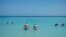 Turistas disfrutan la playa en Varadero, Cuba. (REUTERS/Alexandre Meneghini)