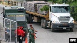 Miembros del Ejército venezolano observan un camión cargado con cemento