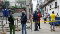 Un oficial revisa documentos en una calle en cuarentena por COVID-19 en La Habana. REUTERS/Stringer