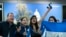 Partidarios de los presos políticos nicaragüenses, liberados por el régimen de Daniel Ortega, los reciben en el aeropuerto Internacional Washington Dulles, en Virginia, el 9 de febrero de 2023. (Foto AP/José Luis Magaña)