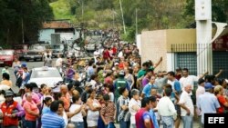 San Cristóbal con colas de hasta dos cuadras