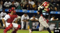 El jugador Oscar Robles (d) de México en acción ante República Dominicana durante su partido final de la Serie del Caribe.
