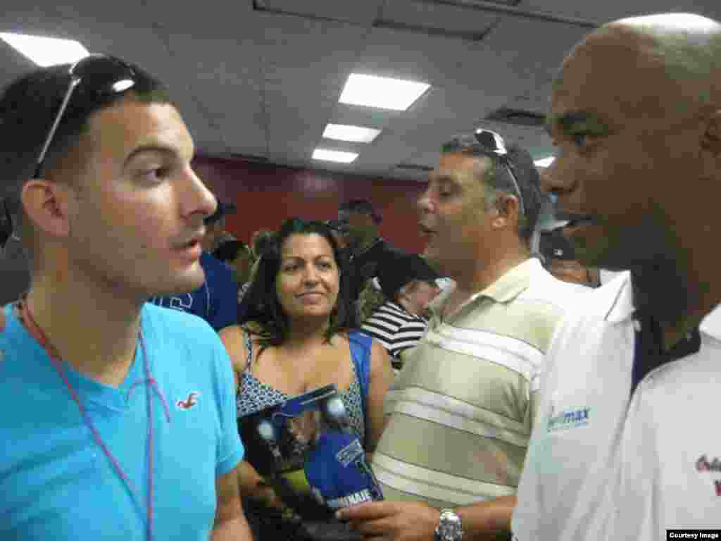 William Pérez junto al gran "Duque" Hernández. Cortesía de Glorias del béisbol cubano.