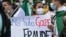 Una opositora al gobierno del presidente boliviano Luis Arce sostiene un cartel que dice "No fue un golpe, fue un fraude" mientras participa en una protesta contra el arresto de la expresidenta interina Jeanine Áñez y sus ex ministros. Foto: Rodrigo Urzagasti / AFP.