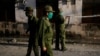 Miembros del ejército cubano desinfectan una calle en La Habana el 15 de abril del 2020.