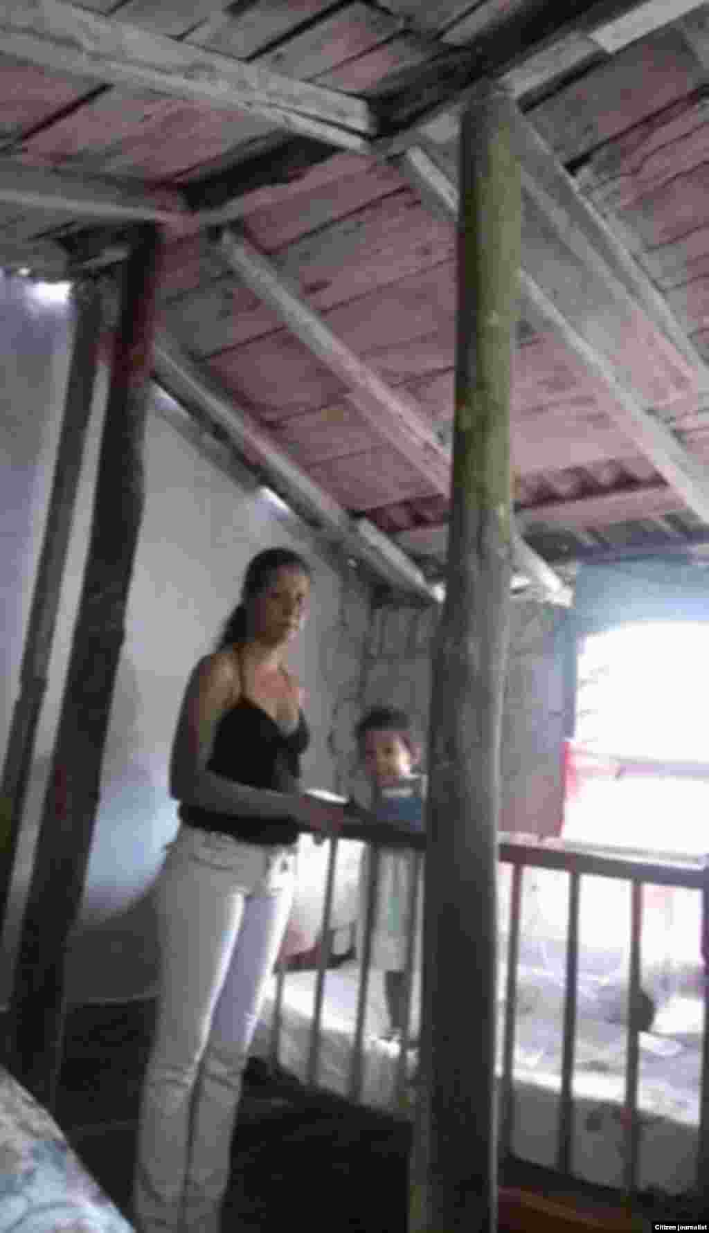 Didier Martínez muestra el estado en que vive María de los Angeles  en Sagua La Grande con dos hijos menores.