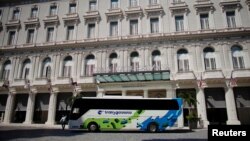 Un ómnibus propiedad de Gaviota, empresa administrada por las fuerzas armadas en Cuba, parqueado enfrente del Gran Hotel Manzana, también de Gaviota.