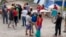 Migrantes en un campamento temporal a las afueras de El Puente Nuevo, en Matamoros, México. (Denise Cathey/The Brownsville Herald vía AP)