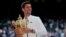 Novak Djokovic con el trofeo de Wimbledon. REUTERS/Andrew Couldridge.
