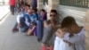 Migrantes, en su mayoría cubanos, varados sobre el puente Internacional Hidalgo-Reynosa. (Archivo)