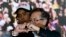Gustavo Petro y su hijo, el diputado Nicolás Petro, celebran en Bogotá el triunfo electoral del 29 de mayo de 2022.