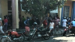 Policía controla colas y revendedores pero nadie los controla a ellos Policía controla colas y revendedores pero nadie los controla a ellos