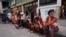 Un grupo de personas espera en una cola para comprar alimentos en una tienda de La Habana. (REUTERS/Alexandre Meneghini/Archivo)